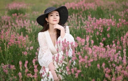43岁香港女神离婚后状态回勇，俯拍晚装曲线震撼，传获曾志伟招揽
