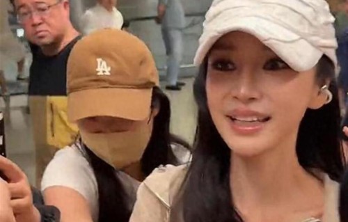 上海偶遇杨颖带娃散步，盆骨宽大屁股圆润，小海绵留狼尾像爸爸