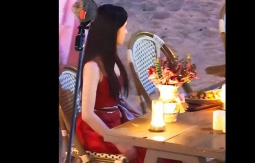 张婧仪红色吊带裙，静立篝火旁，明艳又动人！