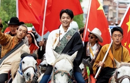 丁真自曝曾遭圈内人歧视，被嘲身上有异味，直言：自己像个讨饭的