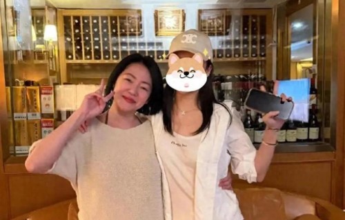 小S上海餐厅被偶遇！与粉丝热情拥抱零架子 像老朋友一样亲切