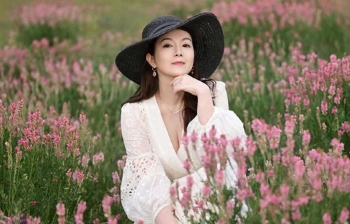 香港知名女星和富商离婚，恢复单身状态重回巅峰，身边不缺追求者