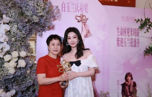杨紫获得白玉兰奖最佳女主角后最想感谢谁？