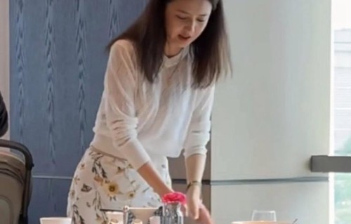 佟丽娅43岁素颜状态上热搜，松弛自信美出新高