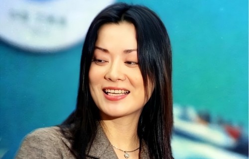 富豪丈夫去世5年后，63岁毛阿敏近况曝光：白发不染黑，儿女相伴