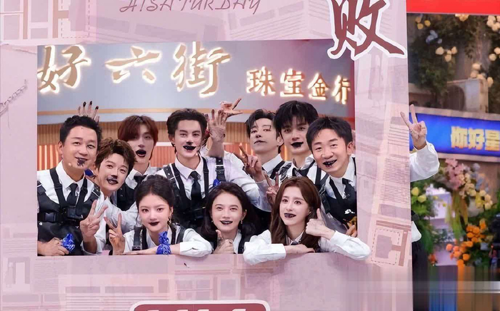怪盗老大未被抓前,怪盗团需集齐十根金条放入指定位置才能胜利。神探每抓到一个人,可送去验证,若抓到老大直接获胜,若误捉卧底神探则怪盗团获胜。游戏开始后,王鹤棣几度崩溃,白天找不到一个人,夜晚耳边尽是铃铛声,真是无处诉理。怪盗团搜金条顺利,而神探找人异常艰难。幸运的是,抓到几个小怪盗后,王鹤棣终于在角落揪出了王栎鑫,令人震惊——竟是怪盗老大!更让他意外的是,杨迪竟然真的是卧底神探。刻板印象害人不浅,杨迪明明全力协助王鹤棣,却无人相信他是好人。为了《黑夜告白》的剧宣,也为了王鹤棣的回归,《你好星期六》的策划可谓细致入微。 连最终惩罚都是赢的人争着体验的程度,毕竟,还未曾见过《你好星期六》用冰淇淋当最终惩罚。看完这期节目,令人更期待讲述1997年电梯失踪案的刑侦悬疑剧《黑夜告白》。更让人期待下期《你好星期六》,《白日提灯》刚定档3月28日,好六街将迎来少年将军陈飞宇和美艳鬼王迪丽热巴,剧宣热度瞬间爆棚。 图片来源于网络,如有侵权请联系删除。 #王鹤棣 #你好星期六 #黑夜告白 #综艺