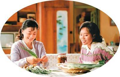 梅婷(左)、李雪琴在剧中。出品方供图