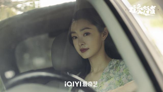 在电视剧《暗夜行者》中,宋轶饰演一个有着双重身份的角色。 剧方供图