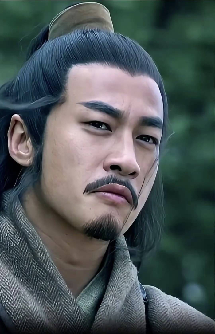 何润东翻红后选择专注导演工作,还为张凌赫巧妙解围,你对他的这些做法有什么看法呢?快来评论区分享你的观点吧!别忘了点赞转发,让更多人看到何润东的精彩故事,关注我,后续还有更多娱乐热点等你来发现!