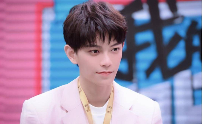 此外,由他主演的《月光变奏曲》已经开机了,这部剧可以说是未播先火了,早在还未官宣主演的时候,这部剧就受到了众多粉丝的关注,而在宣布了两位主演的后,粉丝们则更加期待不已了,相信这部剧会给观众们带来很大的惊喜。