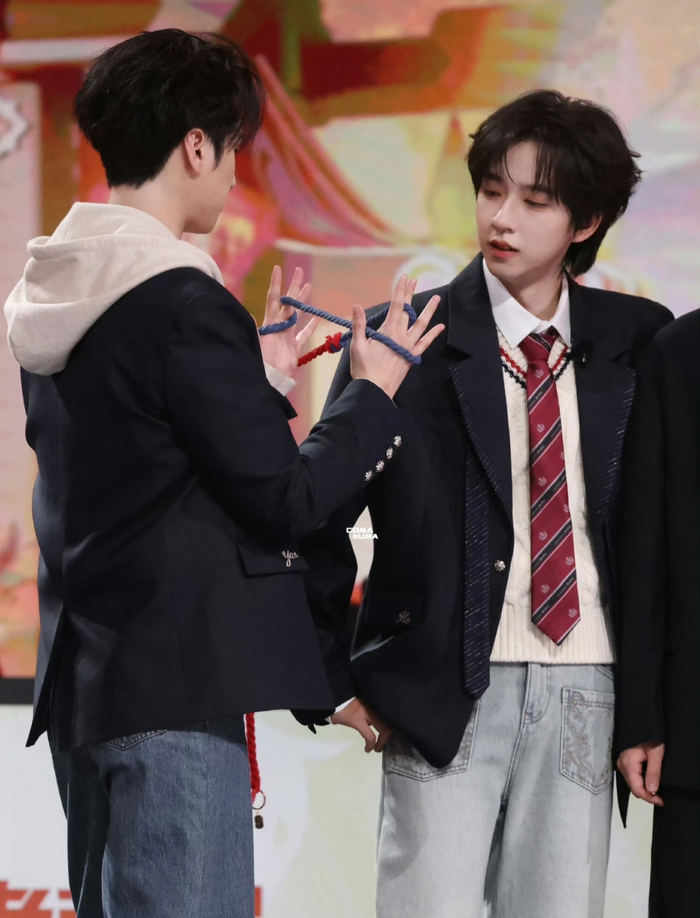 演唱会上的下意识搀扶、小年夜的蓝绳羁绊、星光大赏的自然互动,都被粉丝截图封神,成为刻在饭圈DNA里的名场面。
