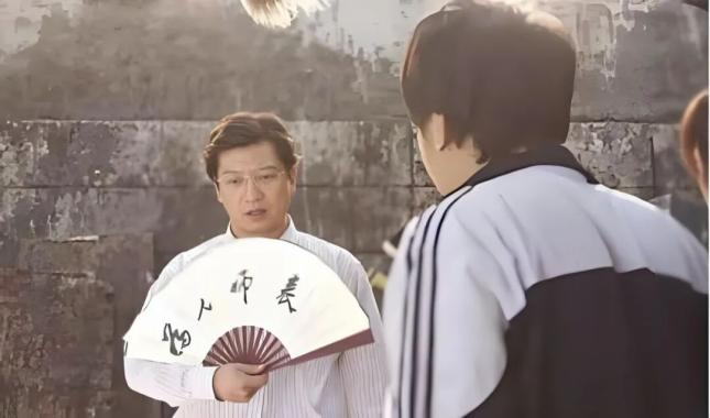王老师的角色,尽显讽刺。(图/《夏洛特烦恼》)