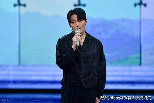  所以，回到最初的问题：为什么李荣浩能靠一首歌年入2000万？不是因为唱得好，而是他看得远。在你纠结这首歌能否火时，他在想：这首歌版权归谁。这，才是真正的差距。你第一次听《李白》是什么时候？评论区聊聊。