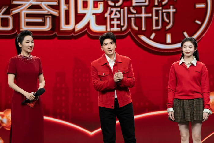 海来阿木(中)与刘浩存(右)做客“春晚倒计时”。图据海来阿木微博