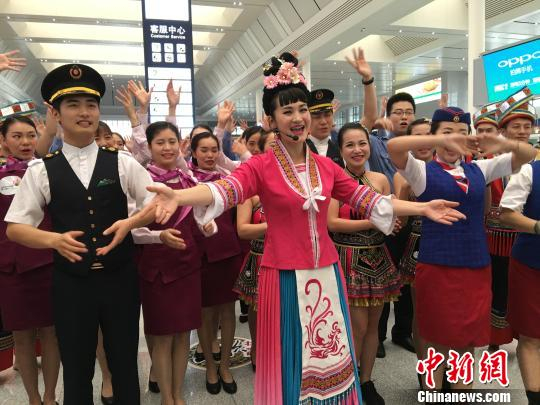 图为4月9日第五代“刘三姐”王予嘉在南宁东站表演。　陈秋霞　摄