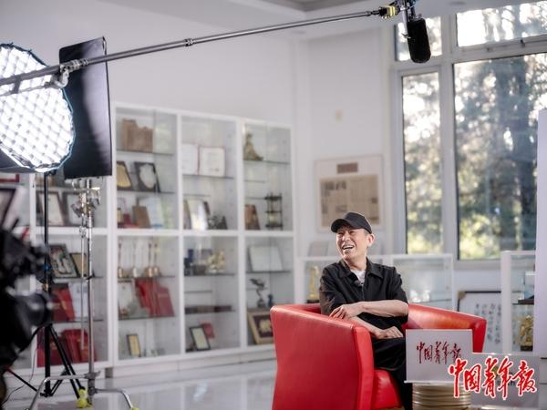 4月26日,北京,中国青年报社《戏里戏外》栏目第一期拍摄现场,著名导演张艺谋接受采访。中青报·中青网记者 李隽辉/摄