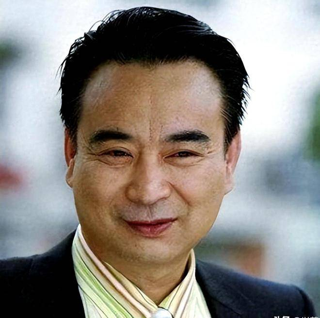  这些曾在荧幕上塑造过各种角色的演员们，卸下角色光环，操起家乡话，聊起家乡事，这份接地气的真实感，反而比红毯上的光鲜亮丽更让人亲近。最后，无需多言，一句话概括：这是河南籍艺人在北京一次实打实的乡情大团圆。