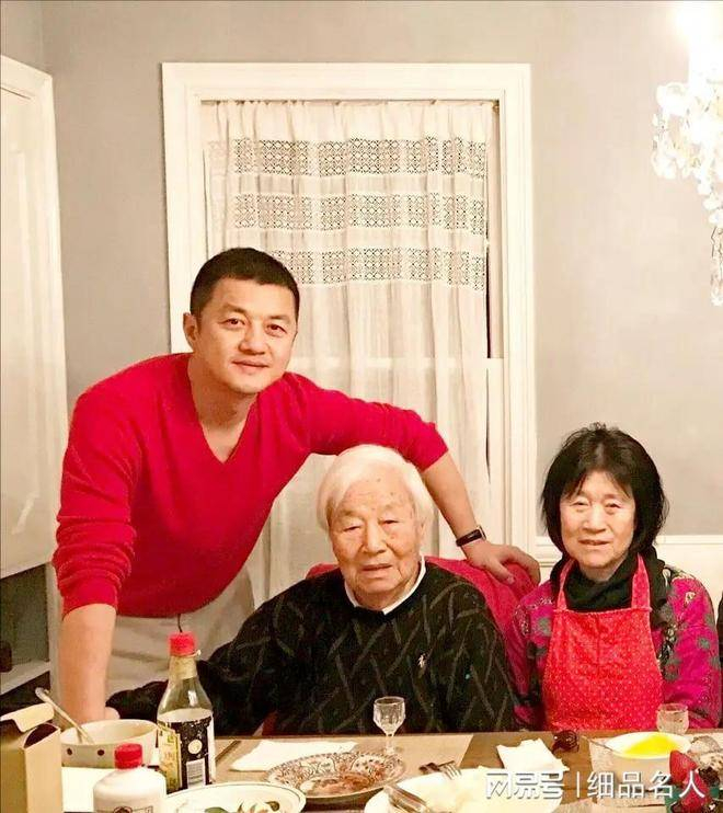  李亚鹏深感懊悔，认为自己不该放弃演艺事业去从商。张平一直为儿子的选择感到焦虑，她曾劝过李亚鹏，但李亚鹏固执己见，没有听从母亲的建议。如今，李亚鹏辛苦工作，每赚到一笔钱就要用于偿还债务，根本无法享受生活。母亲张平十分心疼儿子，看到李亚鹏为债务而疲惫不堪，她对儿子的一生有着两个未能实现的遗憾，这也成了李亚鹏心中难以解开的结。