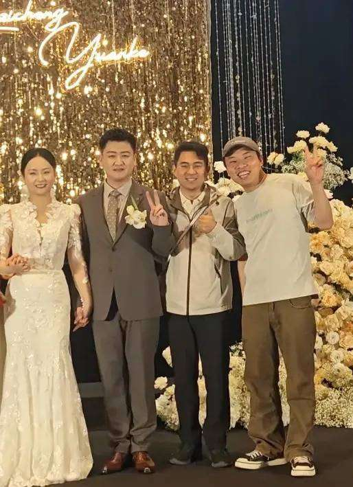  如果换作许多走红艺人，遇到发小婚礼，多半抽不出时间亲自前往，最多派助理送个红包就算尽了面子。而徐志胜却专门利用五一假期亲自到场，这本身就是对多年友情的珍视。网友们纷纷表示，娱乐圈里不乏因走红而疏远旧友的例子，而徐志胜这种不飘、不装的态度最令人感动。无论走得多远，他始终保持初心，珍惜与少年时期朋友的情谊。这份质朴而重情的特质，正是他最打动人心的地方，也让许多人羡慕他和发小之间那份从小积累的深厚情谊。