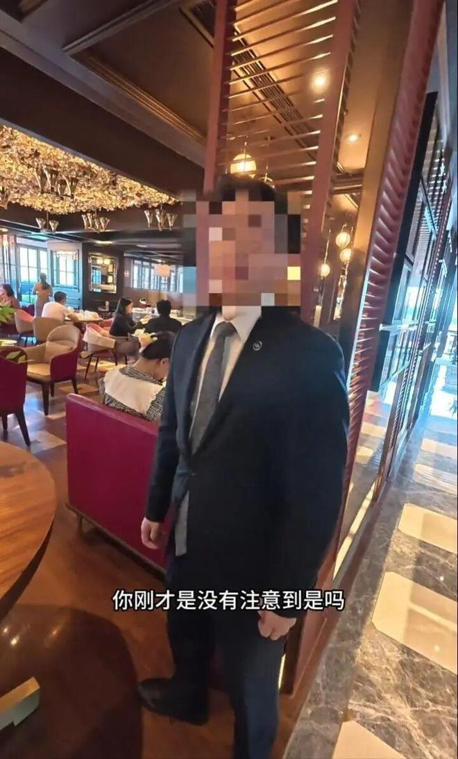 宴会厅经理在解释 (视频截图)