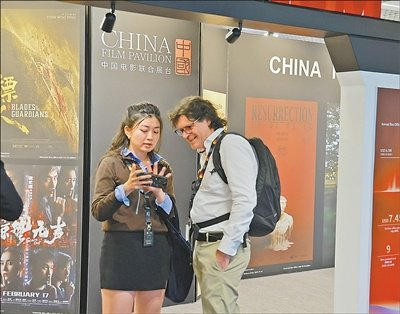 第七十九届戛纳电影节期间,中外影视从业者在“中国电影联合展台”前交流。 本报记者 尚凯元摄