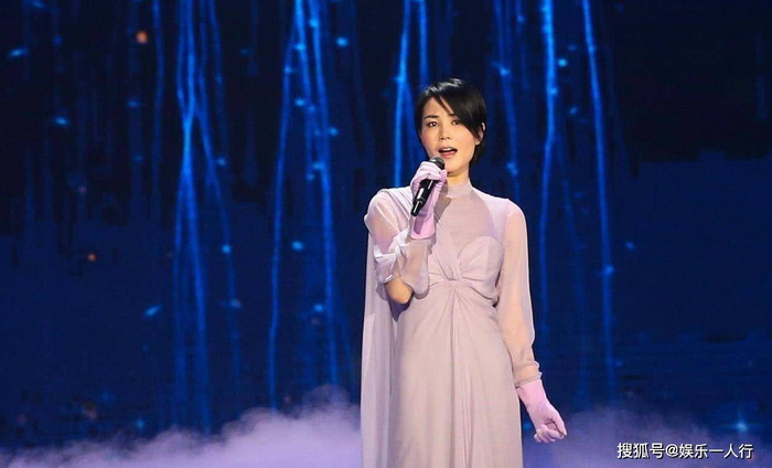 王菲的新歌评论区中,年轻听众纷纷留言表示被空灵嗓配秦腔震撼,称这是她少有的突破之作。而李亚鹏的晚宴纪录片则展现了新疆喀什唇腭裂孩子手术前后的真实画面,没有滤镜,也没有激昂音乐,只有最朴素、最真切的温情,让观众在屏幕前感受到公益的力量。