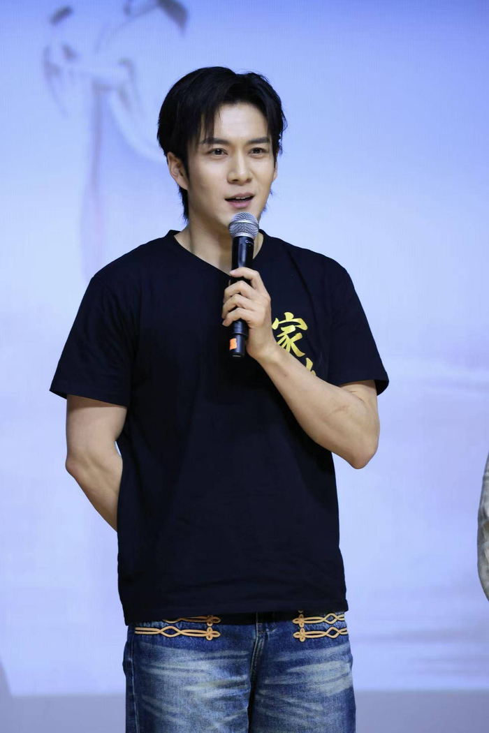 作为《家业》女主的杨紫没能来到看片会现场，韩东君也专门替她解释了无奈缺席的原因，“她目前的工作接近了尾声，所以非常的忙碌。说到这，恰好我也在这部戏里见证了她的敬业，对于演戏的专注。今天她没办法到这，但她的心是跟我们一起站在这个舞台上的。”