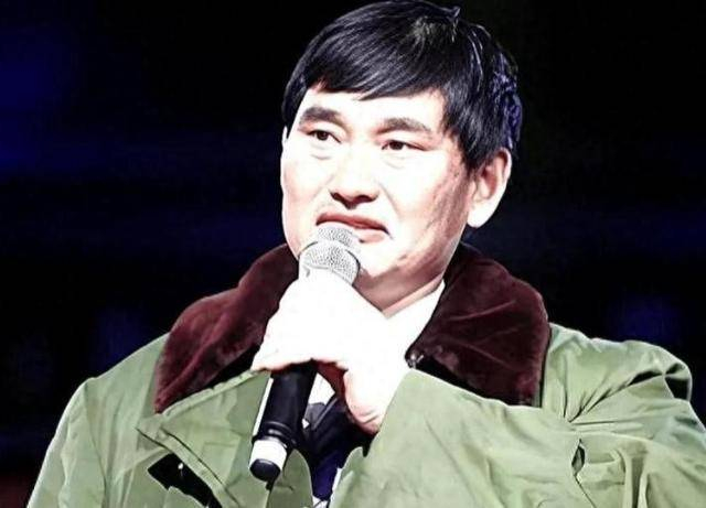  如今，他依然住在单县朱楼村的老宅里，院子里有一棵枣树，春天开花，秋天打枣。儿子在县医院当放射科医生，儿媳则是小学音乐老师，周末他们常常回来，陪着他一起割韭菜、修理院墙。有人曾拍到他蹲在地头擦拭锄头，后脖颈上的皮肤晒得脱了皮，手机却响了，原来是曲阜那边又加了一场演出——6月12号，孔庙广场，他将唱《在希望的田野上》。他接完电话，顺手将锄头插进了泥土里，仰头喝了一口凉白开，水珠顺着下巴流进衣领，却没有擦去。