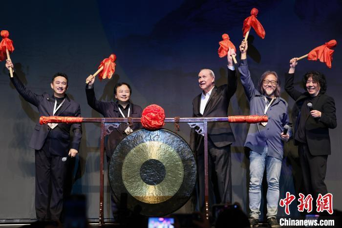   第十届乌镇戏剧节开幕敲锣。乌镇戏剧节 供图