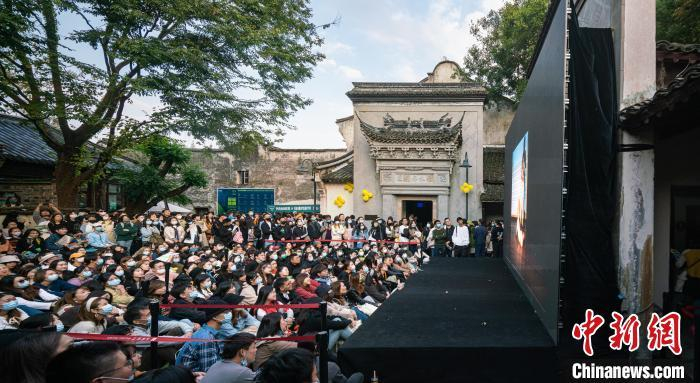   青年竞演吸引观众排队。乌镇戏剧节 供图