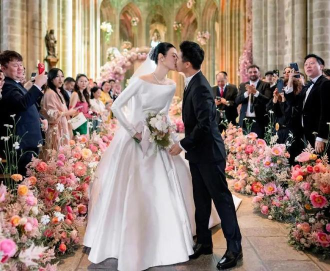 奚梦瑶与何猷君在亲友见证下完成婚礼仪式。