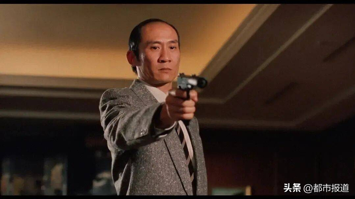 进入新世纪后,李家鼎仍活跃于影视与综艺领域:2001年在《寻秦记》中饰严平,2005年参演电影《精武家庭》,2011年参演电视剧《女拳》,2012年主演《拳王》,2014年荣获TVB万千星辉颁奖典礼专业演员大奖。2016年参加真人秀节目《阿爷厨房》,2020年出演电视剧《C9特工》,2021年登上综艺节目《好声好戏》,2022年参演电视剧《超能使者》和《轻·功》,2023年4月参与真人秀《肥妈李鼎》,7月26日,其参演的电视剧《破毒强人》播出。 2026年5月,李家鼎再次公开交代身后事,明确表示所有东西,包括钱财,交由小儿子李泳豪处理,正式确立李泳豪为其财产执行人。这一声明不仅划清了与长子的界限,也将家族财产管理权稳稳交到小儿子手中,为未来潜在争议提前作出了安排。 来源:中国蓝新闻、济南日报 编辑:文婧 版权归原作者所有,如有侵权请及时联系。