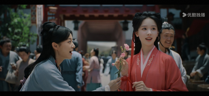 “卖花女”（左）与陈都灵饰演的主角楚朝 