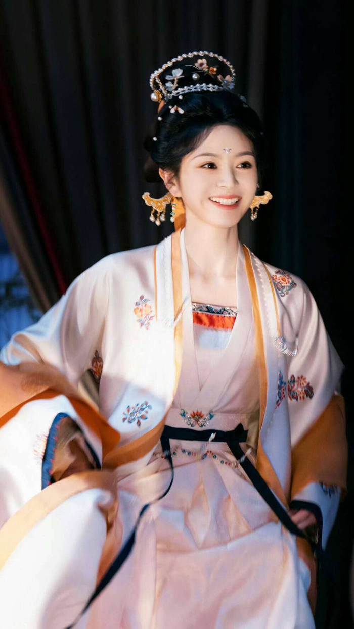 这场洗牌最扎心的现实是：流量会消逝，但演技永远保值。田曦薇为拍《逐玉》沙漠戏连续十天敷冰袋哭戏，张婧仪为《藏海传》提前半年练射箭，赵露思演唱会1.2万张票瞬间售罄背后，是每天五小时的体能训练。搜狐5月14日那篇热文说得透彻：内娱没有白走的路，每一步都算数。如今王楚然靠维权翻身，宋祖儿等人靠爆款逆袭，95花的战场早已不是单纯看颜值的时代。下次再看到所谓甜妹逆袭的新闻，不要急着喊剧本，先看看她们片场凌晨三点的打卡照——这届观众，可早被花瓶套路糊弄不动了。