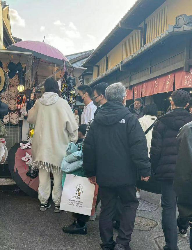  除了观看比赛，何猷君和奚梦瑶还专门请来篮球明星指导儿子打球，全方位地激发他的运动潜力。奚梦瑶也时常在社交平台分享儿子打篮球的瞬间，展现出全家对这项运动的高度重视与支持。 奚梦瑶与何猷君的家庭旅行，从不追求奢华和炫耀，而是更看重陪伴、体验和安全感。他们深知，真正的富养不是最昂贵的物质，而是最稳定的陪伴。何猷君曾坦言，自己童年时因为父亲工作繁忙而缺少陪伴，因此他下定决心，绝不会让这样的遗憾再次发生。无论多忙，他都会每月安排固定的亲子时光。在旅行中，保姆和保镖会随行，但始终保持一定距离，既能保障安全，又不破坏家庭的亲密氛围，这种保护也被形容为看得见却感觉不到。