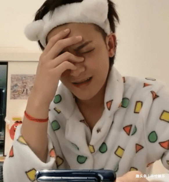 事后,他本人也重新去观看自己怒吼粉丝的那段话,黄子韬表示自己完全不记得当时说了什么,随后用手捂着脸,似乎感觉特别丢人。看完了这天的出镜之后,有许多人对黄子韬的好感都上升了不少,像他这样能够在娱乐圈勇敢的做自己,并且三观极正的偶像实在是太少了,希望他能够继续坚持自我,为更多的年轻人树立良好的典范。