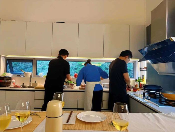 不可否认，作为知名编剧和制片人，于正（代表作《延禧攻略》）对社交媒体的运作早已驾轻就熟。他力捧好友、护短反击的风格，过去几年屡见不鲜。而晚晚作为艺术圈的流量担当，本身就自带话题属性。两人联手，无论初衷如何，结果都是——热搜登上了，讨论来了。至于晚晚是否真的怀孕，两人是否真的如于正所言上辈子就认识，或许并不重要。在这个流量为王的时代，有时争议本身，便已成为答案。