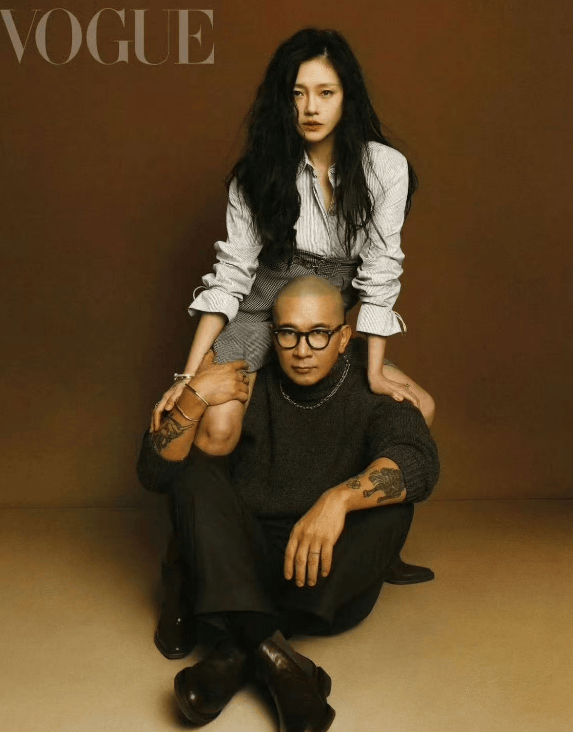 如今，二十多年过去，斯人已逝，这间承载着青春悸动的旧居再次曝光，让无数网友感慨万千。人们感叹的不仅仅是这段跨越岁月的纠葛，更是那种不问结果、勇敢奔赴的纯粹爱意。在浮华喧嚣的娱乐圈里，这段被封存在旧时光里的感情，就像一张发黄的老照片，永远定格了那个愿意为爱跨越山海的小女孩，以及那段再也回不去的纯真岁月。