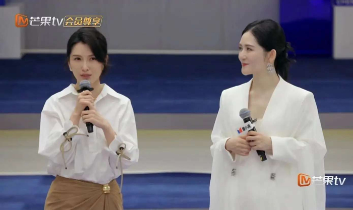  如今，节目邀请了许多30岁以上的姐姐们来参赛，这一届的姐姐们实力超群，虽然有些姐姐对观众来说还不够熟悉，但她们的每一次亮相都带来惊艳表现。徐洁儿、张月、李小冉等人便是其中的佼佼者。这个节目不仅展现了她们的才华，也传递了积极向上的价值观，帮助她们找到了属于自己的舞台，重新定义自己，勇敢做最好的自己。无论前方的道路多么曲折，她们都将以坚定的步伐勇往直前，迎接属于她们的辉煌时刻。