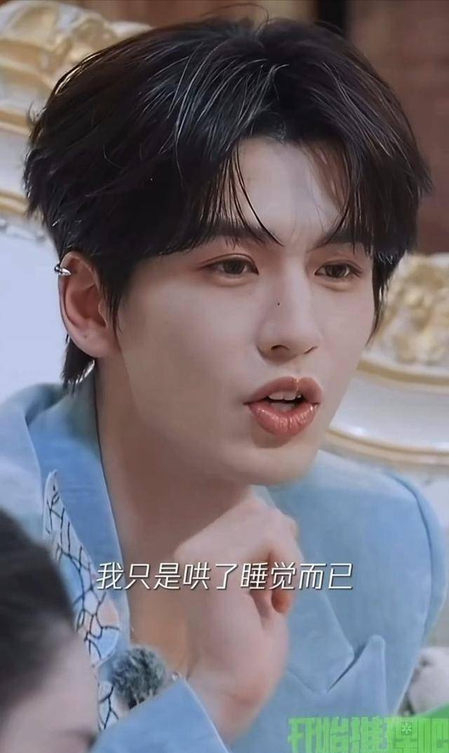 说到底，大家爱的不是推理，是看见熟人互坑的松弛感。就像过年亲戚围观你小时候的糗事，没人真在乎真相，只想看热闹。张凌赫和丁程鑫把剧本演成了即兴相声，反倒救了这档综N代——毕竟连我妈都在问：“下一集姐夫会不会被打？”