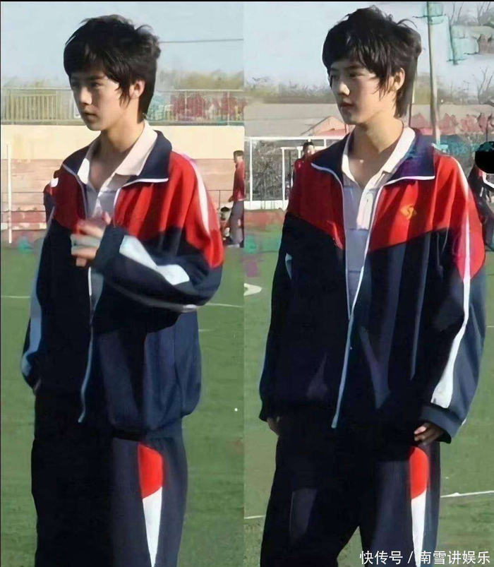 那会儿流行什么发型?鹿晗一点也不怕尝试。照片里他戴过发带,头发也弄过一些当时流行的潮流造型。虽然现在看来略显非主流,但他的脸够出众,怎么弄都好看。蓝白相间、松松垮垮的校服,在他身上也显得与众不同,站在人群里立刻吸引眼球。至于高中是否谈过恋爱,坊间有各种传闻:有人说他三年追不到心仪的女生,也有人说因过于出名反而没机会谈恋爱。真假难辨,但可以肯定的是,追他的女生太多,多到他应付不过来:情书、礼物、课间故意的偶遇,家常便饭。 同学中后来也有人进了娱乐圈,比如董子健。在采访中,董子健谈到鹿晗时语气复杂,有羡慕,也有无奈:包括我喜欢的那个女生,都去看鹿晗了。这句话听起来有些心酸,但侧面证明了鹿晗在学校里的地位——那是碾压级的存在。 高中毕业后,鹿晗前往韩国留学,先在延世大学学韩语,随后考入首尔综合艺术大学。故事的转折点出现在明洞,他逛街时,被SM公司的星探一眼相中。星探之所以看上他,不仅因为长相和气质,还因为他那种从小被注视却仍保持纯真状态的气质。这种自然状态,在镜头前非常稀缺。随后,大家都知道了,EXO出道,成为顶流门面,回国发展。但很少有人意识到,他那种走到哪里都是焦点的特质,其实早在北京海淀区的高中时期就已经被无数次验证:教室走廊、操场、篮球馆、班级讲台——无一不是他的舞台。高中生活没有剧本,也没有导演,但每一帧画面,都像从偶像剧里剪出来的真实片段。 有时候回想起来,也觉得很神奇。在智能手机尚未普及、网络刚刚起步的年代,一个人的名气居然可以凭口耳相传,突破校园围墙,成为附近好几所学校的传说。鹿晗的校草时期,正是这种传说的实体化。那时的红,不像现在数据化、热搜化、可控可量,而是模糊而真实,带着那个时代特有的粗糙与生动的青春气息。