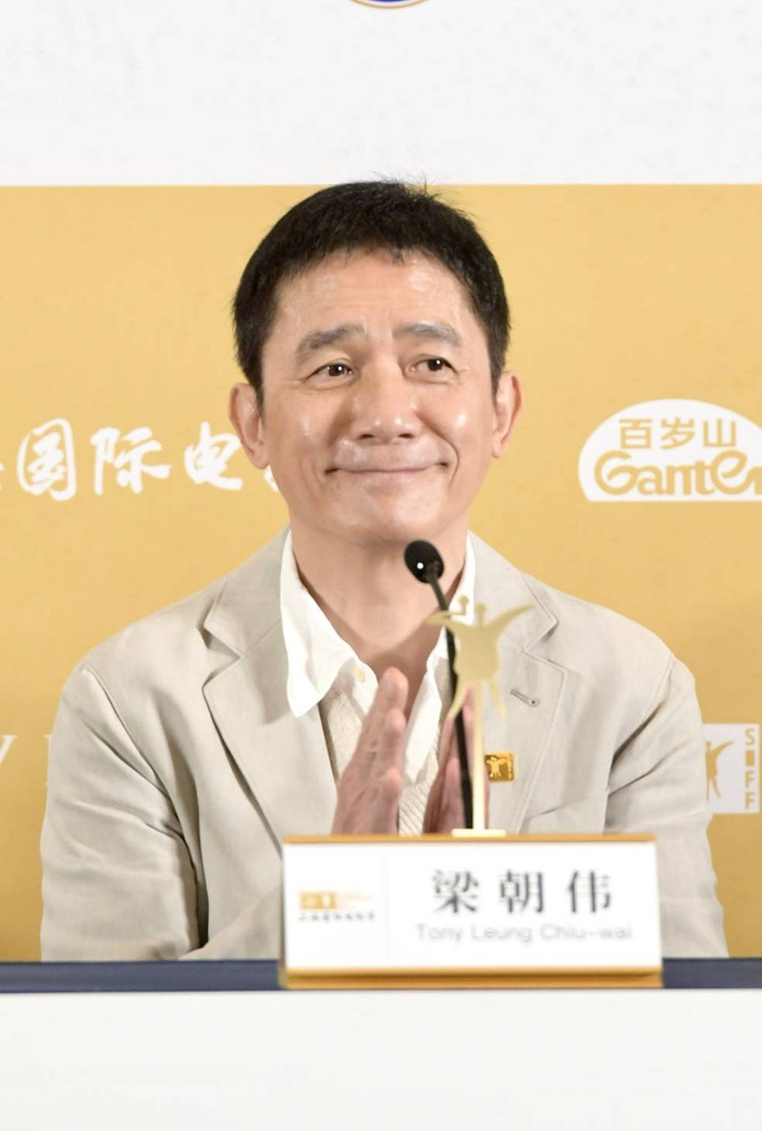 梁朝伟被评价会用眼睛演戏,他说之所以观众感受如此,是自己的表演比较内敛,比较低调。“我自己准备角色是很花很多时间,因为我那种表演是比较内敛,比较低调,但是又很注重细节,还有就是角色的内心世界,所以我必须要做很多前期的功课,包括弄角色的背景故事,怎么成长,他看什么书,我必须要把那个角色的内容弄得很丰富,才能建立信心。在不需要太多动作,不需要太多演技的底下,你会不会感受到这个人物。”