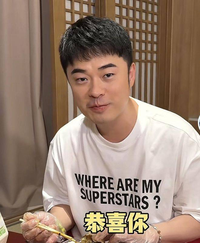 随着开赛脚步越来越近，不仅普通球迷兴奋，圈内热爱足球的明星们也开始按捺不住，陆续晒出自己的准备工作。有人晒出攒了十几年的珍藏球衣，有人约好友组好看球局。而陈赫选择了最符合自己人设的方式：一口热汤、一杯冰饮，用最舒适自在的状态，迎接这场属于全世界的足球盛宴。说白了，这才是球迷该有的样子，心中全是对比赛的期待，花里胡哨的噱头完全不需要。看完这条视频的人，大多跟着他一起，开始盼着开赛日快点到来。本来还没太有大赛临近的实感，看到他四年等待一回的狂欢，谁能不心动？ 陈赫这波操作不搞噱头、不蹭流量，只是普通球迷分享自己的期待，真实又有趣，难怪戳中了那么多人。现在，就等哨声吹响，我们也跟着学学陈赫，备好爱吃的、喝的，舒舒服服开启属于自己的看球之旅。这种既补身子又提神的操作，一下子就把兴奋的情绪传染给了每一个同样热爱足球的人。