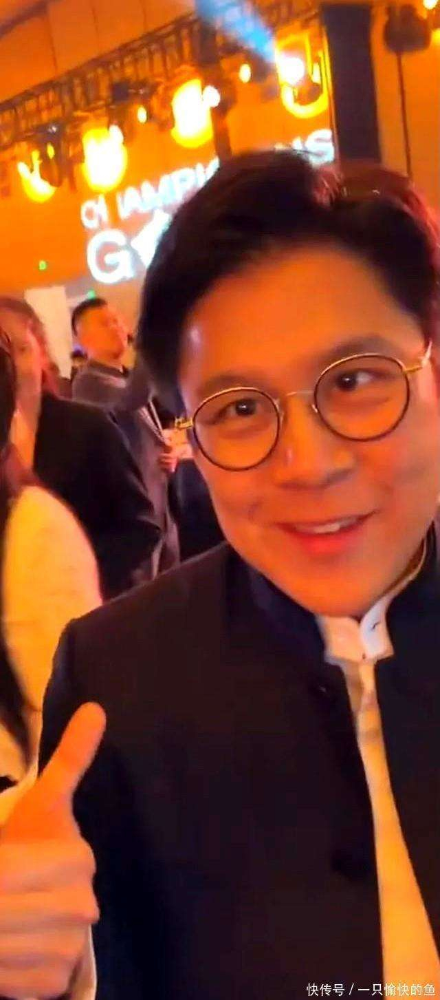 这一晚不仅是对荣耀的庆祝,更是一次对体育精神的传递。霍家多年来对体育事业的坚持和贡献,值得每一个人铭记与敬仰。未来,我们期待能有更多这样的时刻,激励年轻一代继续追求卓越,传承体育的精神与价值。