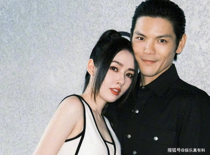 郭碧婷与向家的关系本质是情感需求与资源互补的完美结合。向太通过宠爱郭碧婷获得“母女般”的情感满足，同时保障家族传承。郭碧婷以温柔独立的姿态，赢得尊重、自由与财富保障。向佐在妻子影响下成长为有责任感的丈夫，巩固家庭稳定。正如向太所言：“儿媳妇开心，全家就开心”——这种以郭碧婷为情感枢纽的家族生态，重新定义了豪门婆媳关系的可能性。