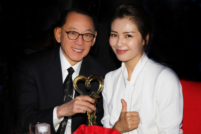 图说:杨受成博士与同场获「榜样慈善明星」称号、主演《芈月传》的刘涛合照
