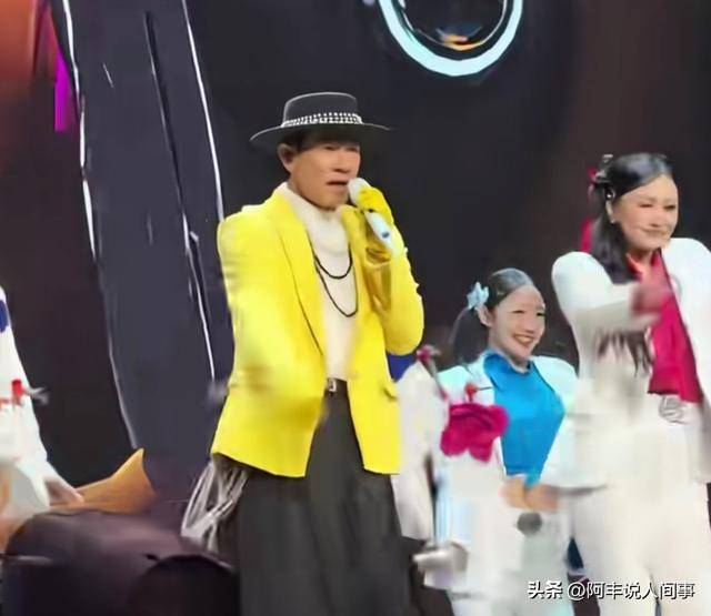 陈小春59岁，在舞台上边唱边哭、边改边道歉，这种真诚确实动人。但真正应该被记住的，不只是他的情绪，而是这件事暴露出的结构问题。 如果每一次观演体验的修复，都必须依赖艺人现场认错+整改，那消费者权益的保障，本质上就仍然停留在一种极其脆弱的状态里。