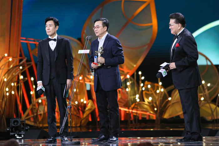 6月23日,《人世间》导演李路(中)获白玉兰最佳导演奖。新华社记者 辛梦晨 摄