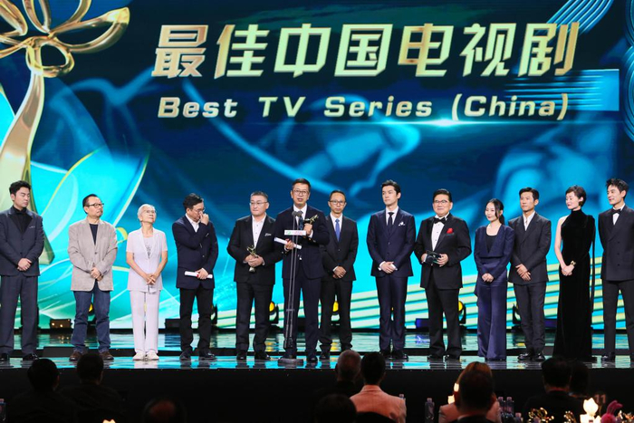 6月23日,荣获白玉兰最佳中国电视剧奖的电视剧《人世间》《县委大院》主创上台领奖。新华社记者 辛梦晨 摄