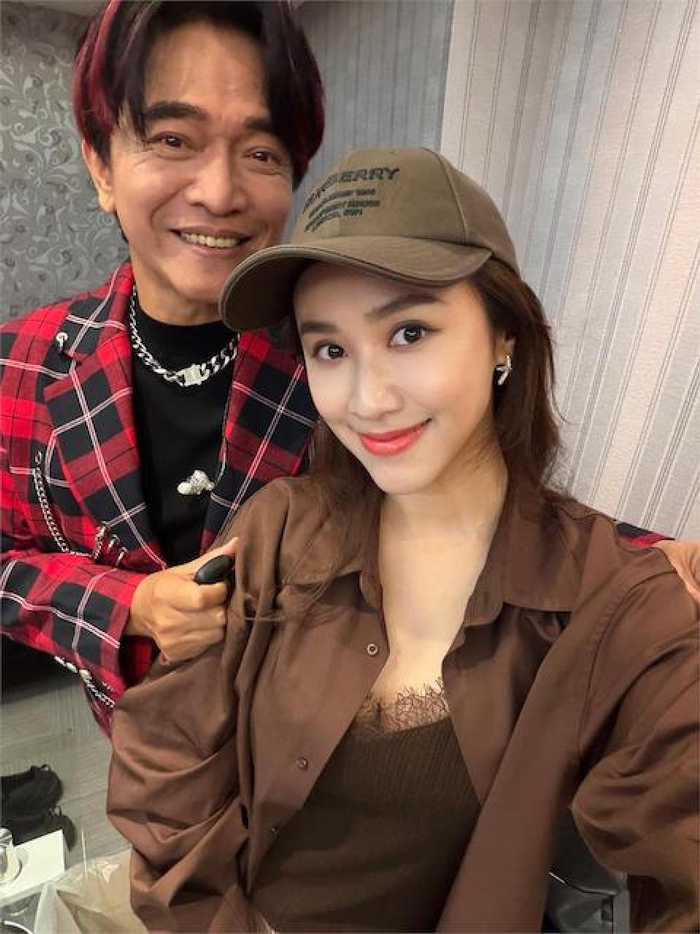 吳宗憲大女兒Sandy（圖右）協助辦理離婚手續。（圖：sandywis@IG）